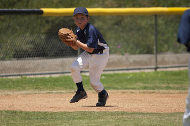 Ein Feldspieler der Little League Baseball fängt einen Groundball - CAVF86242