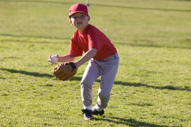 Ein Junge fängt einen Baseball während eines TBall-Spiels - CAVF86252