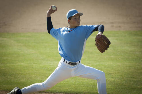 Pitcher in hellblau-weißem Trikot beim Aufwärmen auf dem Hügel - CAVF86280