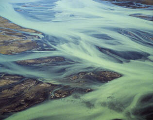 Luftaufnahme von verzweigten blauen Flüssen in Südisland - CAVF86283
