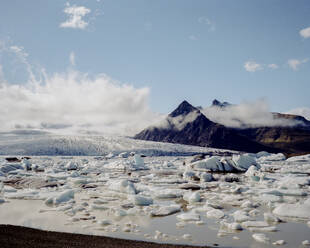 Gletscherlagune Jokulsarlon mit Gletscher im Hintergrund - CAVF86285