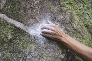 Nahaufnahme eines Bergsteigers, der seine Hand auf einen Felsen legt - CAVF86350