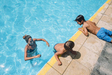 Familie spielt in einem Pool - CAVF86367