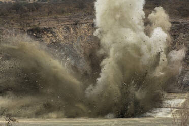 Explosion im Steinbruch - EYF08846