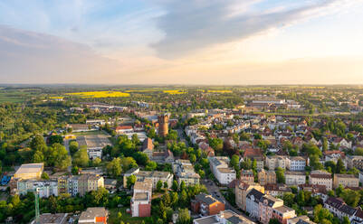 Luftaufnahme von Stadtbild gegen Himmel bei Sonnenuntergang - EYF08895