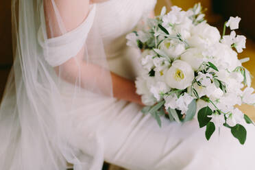 Midsection of Bride Holding Weiße Blumen Bouquet - EYF08900