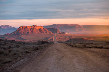 Dirt Road inmitten der Landschaft gegen den Himmel bei Sonnenuntergang - EYF08905