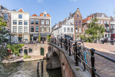 Brücke über den Kanal inmitten von Gebäuden in der Stadt gegen den Himmel - EYF08907