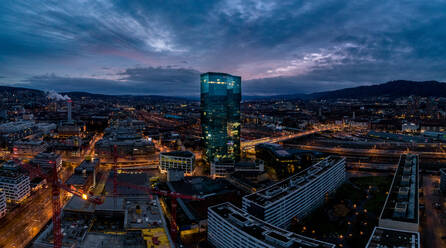 High Angle View Of beleuchtete Stadt Gebäude bei Nacht - EYF08925