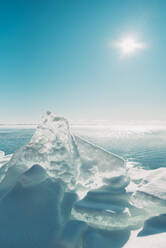 Nahaufnahme eines großen Eisstücks entlang des Ufers eines Sees in Kanada. - CAVF86380
