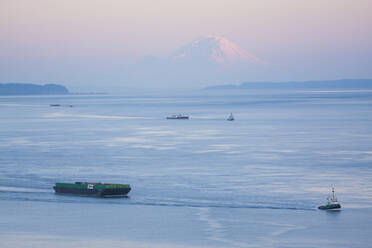 Schlepper ziehen Lastkähne im Puget Sound unterhalb des Mount Rainier, Washington - CAVF86433