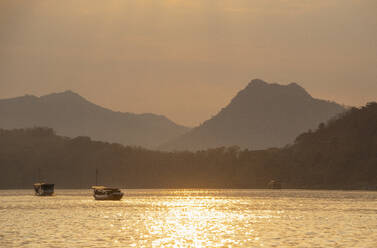 Abendsonne auf dem Fluss Mekong - CAVF86555