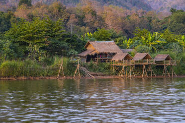 Einfaches Haus am Mekong-Fluss in Laos - CAVF86557