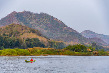 Boot auf dem Mekong in Laos - CAVF86558