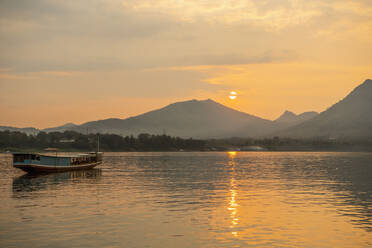 Boot auf dem Mekong in Laos - CAVF86560