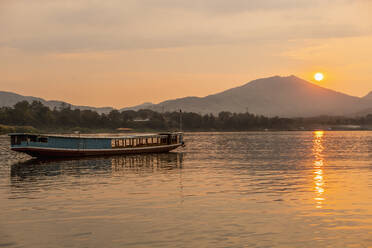 Boot auf dem Mekong in Laos - CAVF86561