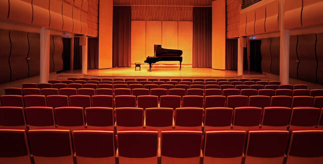 Bild eines Klaviers auf der Bühne in einem leeren Konzertsaal - CAVF86563