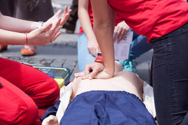 Instruktor unterrichtet Cpr auf Dummy - EYF08984