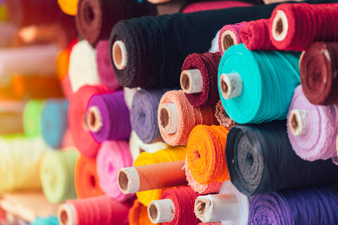 Nahaufnahme von Multi Colored Fabric Rolls For Sale At Market, lizenzfreies Stockfoto