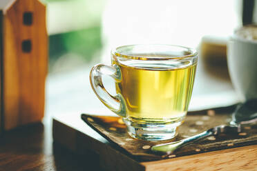 Nahaufnahme von grünem Tee in Tasse auf dem Tisch - EYF09001