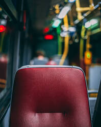 Nahaufnahme von leeren Sitzen im Bus - EYF09002