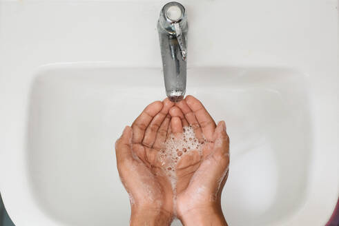 Abgeschnittenes Bild einer Person beim Händewaschen - EYF09029