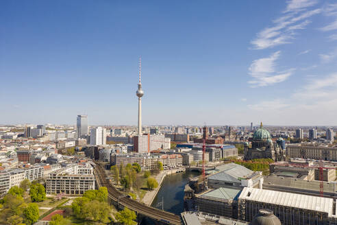 Deutschland, Berlin, Luftaufnahme von Gebäuden rund um den Fernsehturm Berlin - TAMF02370