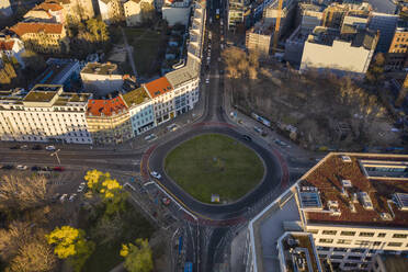 Deutschland, Berlin, Luftaufnahme eines Kreisverkehrs im Bezirk Kreuzberg - TAMF02373