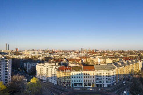 Deutschland, Berlin, Luftaufnahme von klarem Himmel über Wohnhäusern entlang der Oranienstraße im Bezirk Kreuzberg - TAMF02375