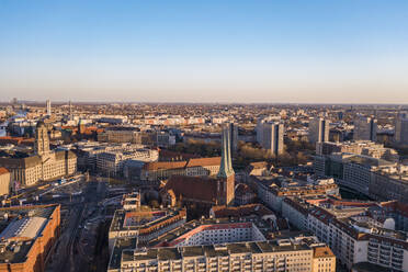 Deutschland, Berlin, Luftaufnahme der Nikolaikirche und der umliegenden Gebäude des Nikolaiviertels - TAMF02377