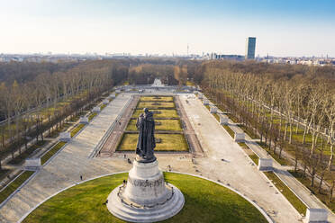 Deutschland, Berlin, Luftaufnahme des Treptower Parks Sowjetisches Ehrenmal im Herbst - TAMF02378