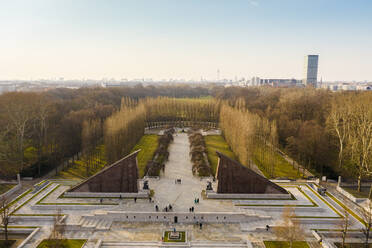 Deutschland, Berlin, Luftaufnahme des Treptower Parks Sowjetisches Ehrenmal im Herbst - TAMF02379