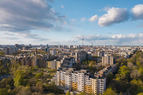 Deutschland, Berlin, Luftaufnahme des Bezirks Kreuzberg mit Fernsehturm Berlin im Hintergrund - TAMF02384