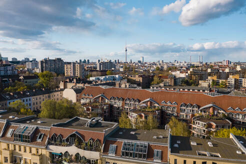 Deutschland, Berlin, Luftaufnahme des Bezirks Kreuzberg mit Fernsehturm Berlin im Hintergrund - TAMF02387