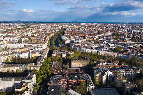 Deutschland, Berlin, Luftaufnahme des Bezirks Kreuzberg mit Landwehrkanal im Hintergrund - TAMF02389