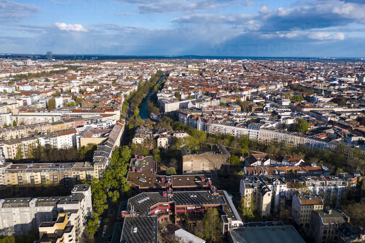 Deutschland, Berlin, Luftaufnahme des Bezirks Kreuzberg mit Landwehrkanal  im Hintergrund, lizenzfreies Stockfoto