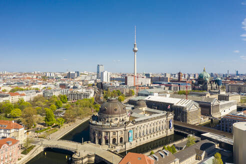 Deutschland, Berlin, Luftaufnahme des Bode-Museums mit Fernsehturm Berlin im Hintergrund - TAMF02396