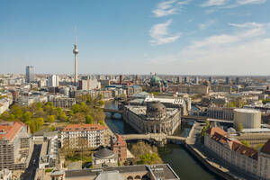 Deutschland, Berlin, Luftaufnahme des Bode-Museums mit Fernsehturm Berlin im Hintergrund - TAMF02397