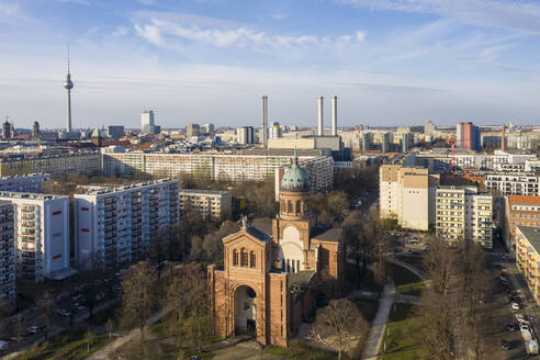 Deutschland, Berlin, Luftaufnahme der St. Michaelskirche - TAMF02401