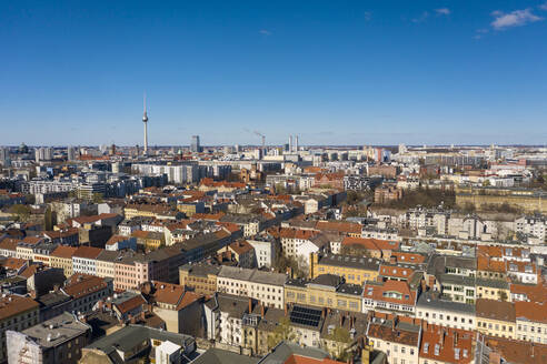 Deutschland, Berlin, Luftaufnahme des Bezirks Kreuzberg mit Fernsehturm Berlin im Hintergrund - TAMF02405