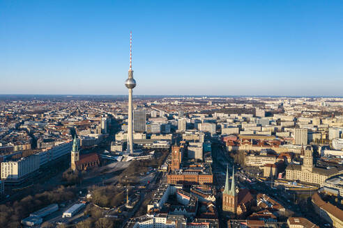 Deutschland, Berlin, Luftaufnahme des Fernsehturms Berlin und des Alexanderplatzes - TAMF02406