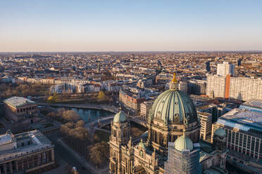 Deutschland, Berlin, Luftaufnahme des Berliner Doms in der Abenddämmerung - TAMF02409