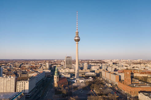 Deutschland, Berlin, Luftaufnahme des Fernsehturms Berlin und des Alexanderplatzes - TAMF02410