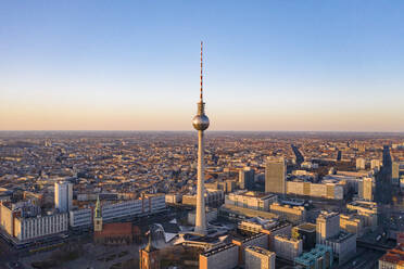 Deutschland, Berlin, Luftaufnahme des Fernsehturms Berlin in der Abenddämmerung - TAMF02414