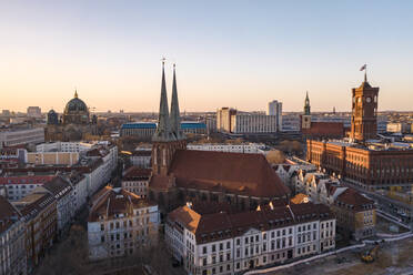 Deutschland, Berlin, Luftaufnahme der Nikolaikirche und umliegender Gebäude in der Abenddämmerung - TAMF02415