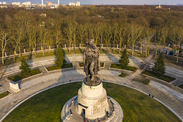 Deutschland, Berlin, Luftaufnahme des Treptower Parks Sowjetisches Ehrenmal im Herbst - TAMF02416