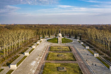 Deutschland, Berlin, Luftaufnahme des Treptower Parks Sowjetisches Ehrenmal im Herbst - TAMF02417