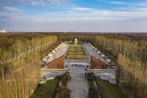 Deutschland, Berlin, Luftaufnahme des Treptower Parks Sowjetisches Ehrenmal im Herbst - TAMF02418