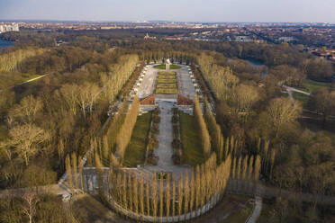 Deutschland, Berlin, Luftaufnahme des Treptower Parks Sowjetisches Ehrenmal im Herbst - TAMF02419