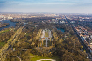 Deutschland, Berlin, Luftaufnahme des Treptower Parks Sowjetisches Ehrenmal im Herbst - TAMF02420